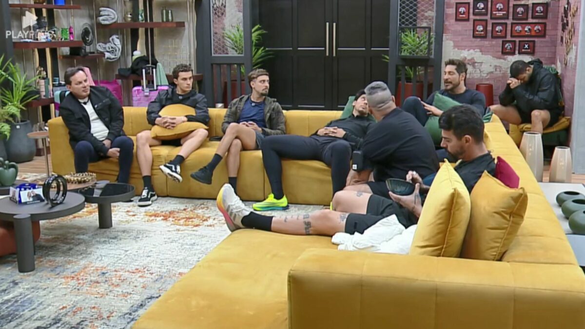 Homens reunidos na Sala, esperando a Prova dos Homens no Power Couple