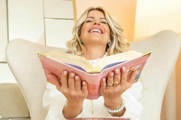 Karina Bacchi sorridente, segurando uma bíblia nas mãos