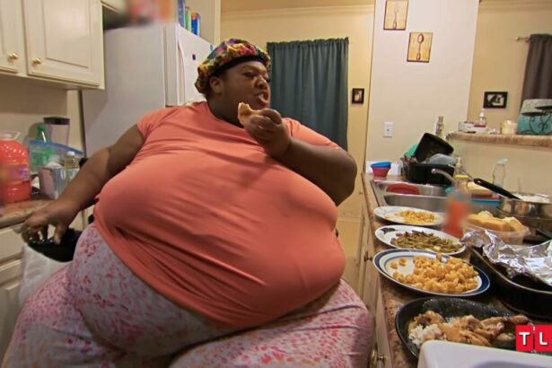 Latonya Pottain muito obesa, sentada e comendo