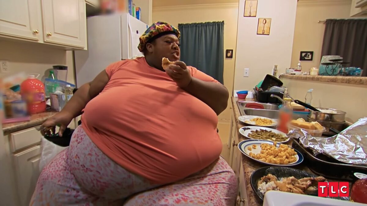 Latonya Pottain muito obesa, sentada e comendo