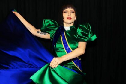 Lady Gaga com um vestido verde e traços de azul
