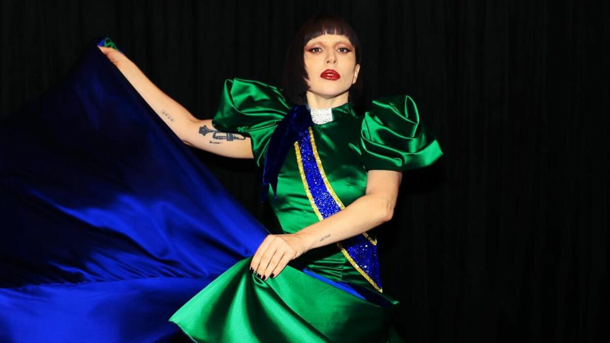 Lady Gaga com um vestido verde e traços de azul