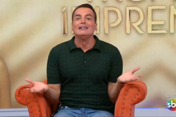 Leo Dias gesticulando no sofá do Fofocalizando