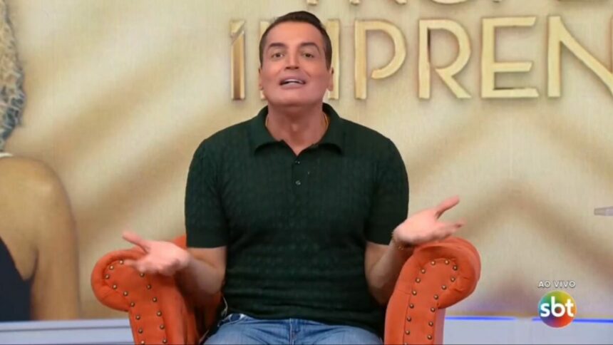 Leo Dias gesticulando no sofá do Fofocalizando