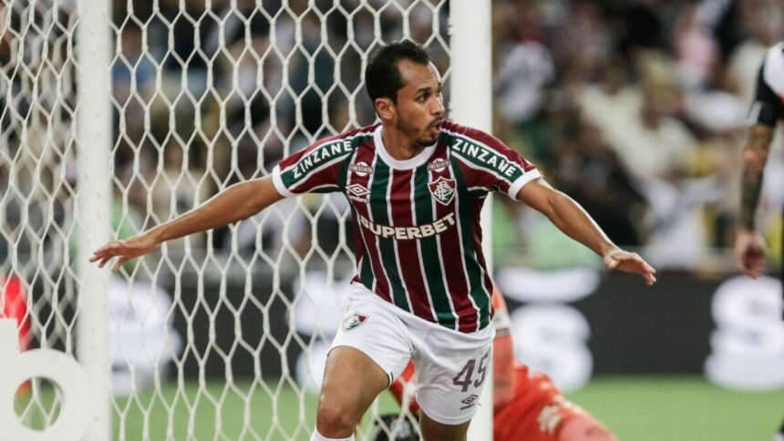 Lima comemorando gol com a camisa do Fluminense