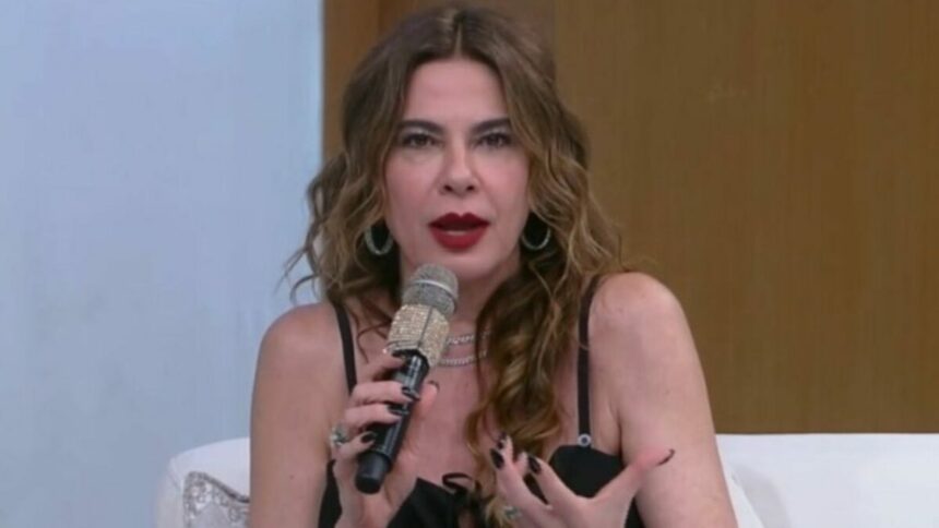 Luciana Gimenez com expressão de espanto, no sofá do Encontro