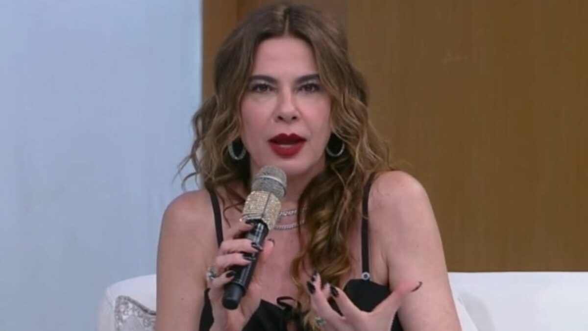 Luciana Gimenez com expressão de espanto, no sofá do Encontro
