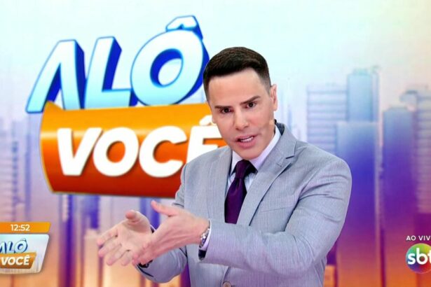 Luiz Bacci em frente ao telão no comando do Alô Você