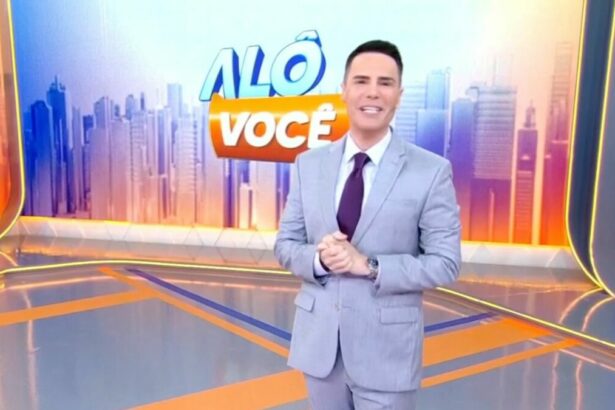 Luiz Bacci em frente ao telão no comando do Alô Você