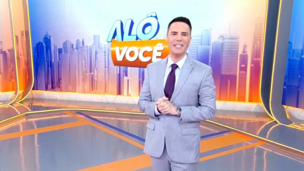Luiz Bacci em frente ao telão no comando do Alô Você