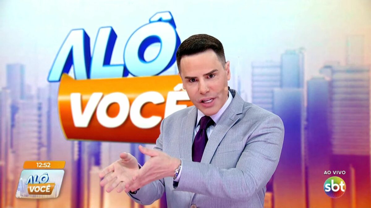 Luiz Bacci em frente ao telão no comando do Alô Você