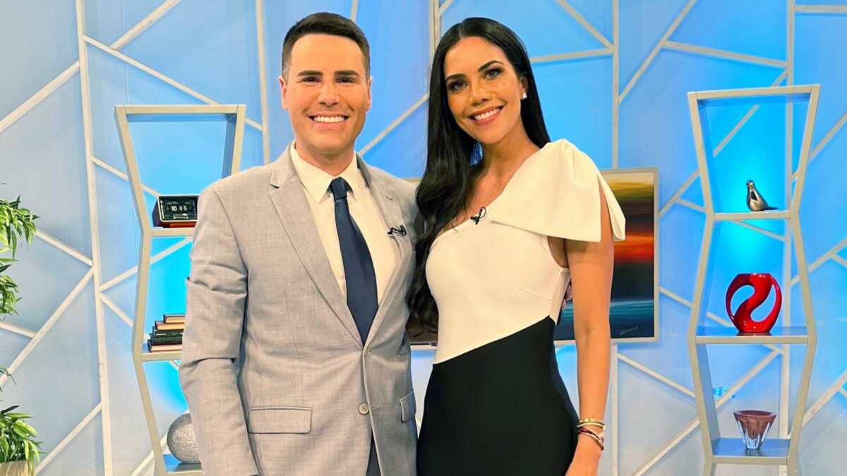 Luiz Bacci e Daniela Albuquerque em foto posada no cenário do Sensacional