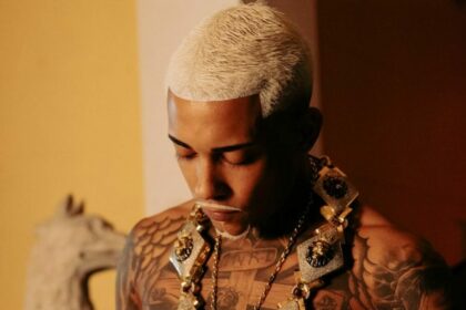MC Poze do Rodo sem camisa, em foto posada com cordão de ouro