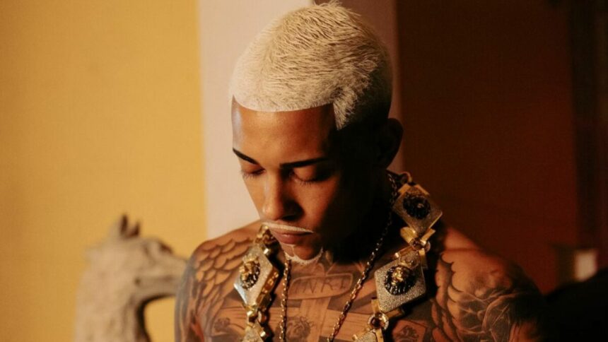 MC Poze do Rodo sem camisa, em foto posada com cordão de ouro