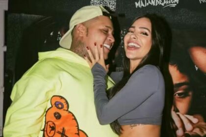 MC Ryan SP e Giovanna Roque em foto sorridente, trocando carinhos