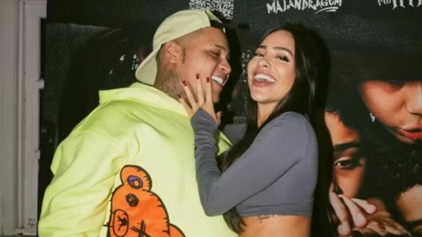 MC Ryan SP e Giovanna Roque em foto sorridente, trocando carinhos