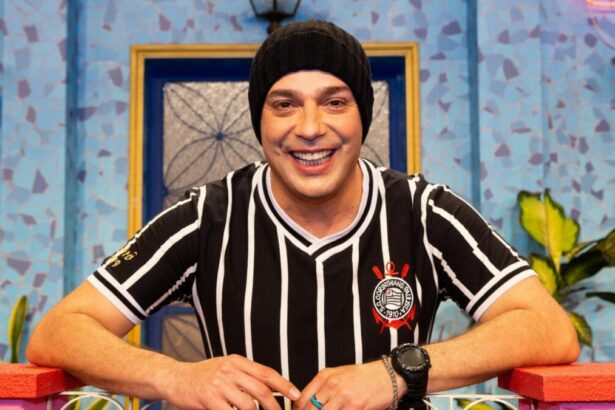 Marcelo Médici com a camisa do Corinthians em trecho do Vai que Cola