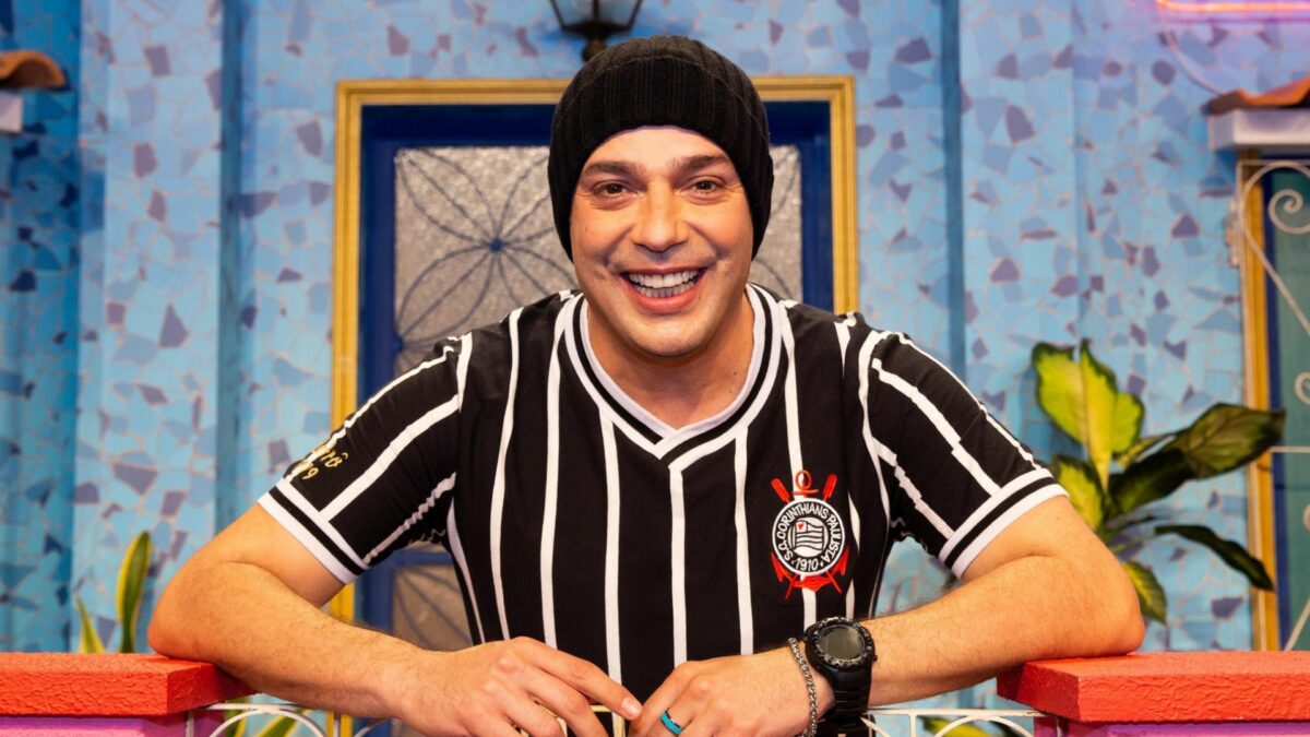 Marcelo Médici com a camisa do Corinthians em trecho do Vai que Cola