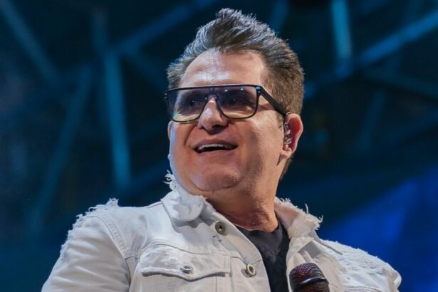 Marrone de óculos em trecho de show
