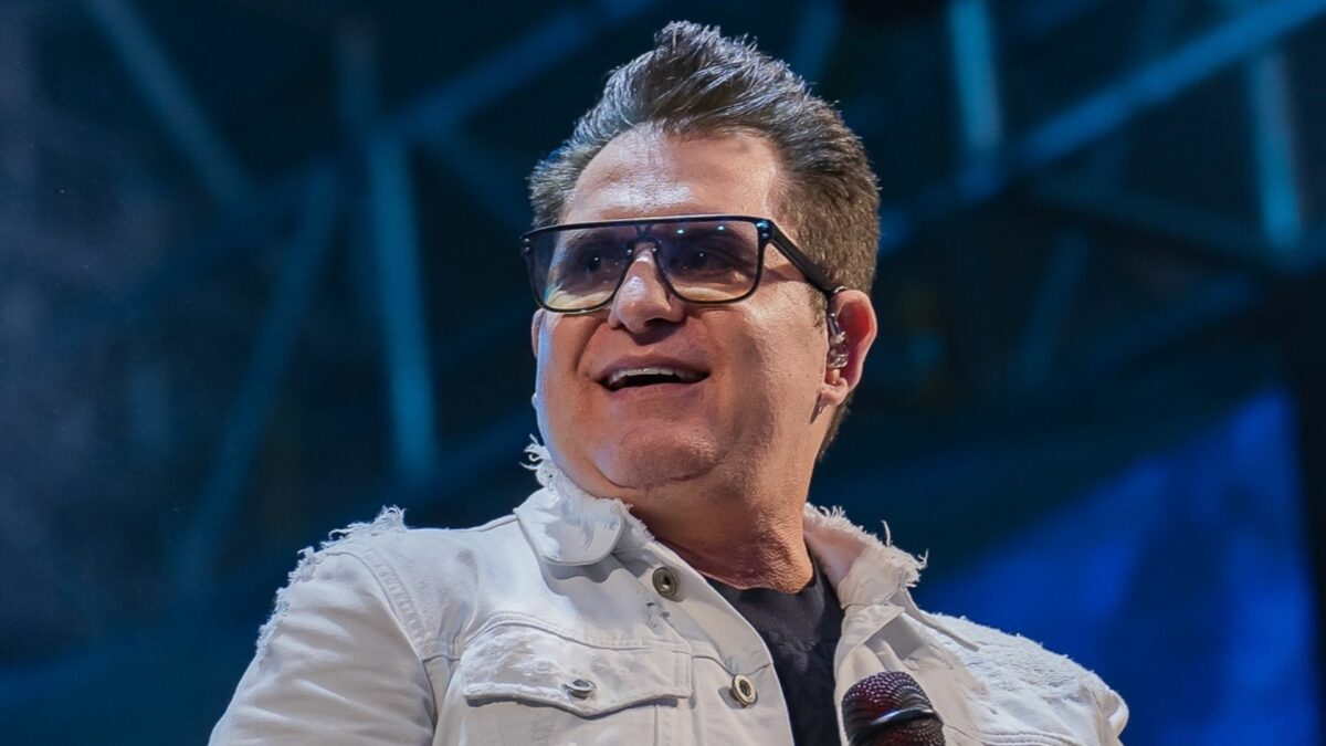 Marrone de óculos em trecho de show