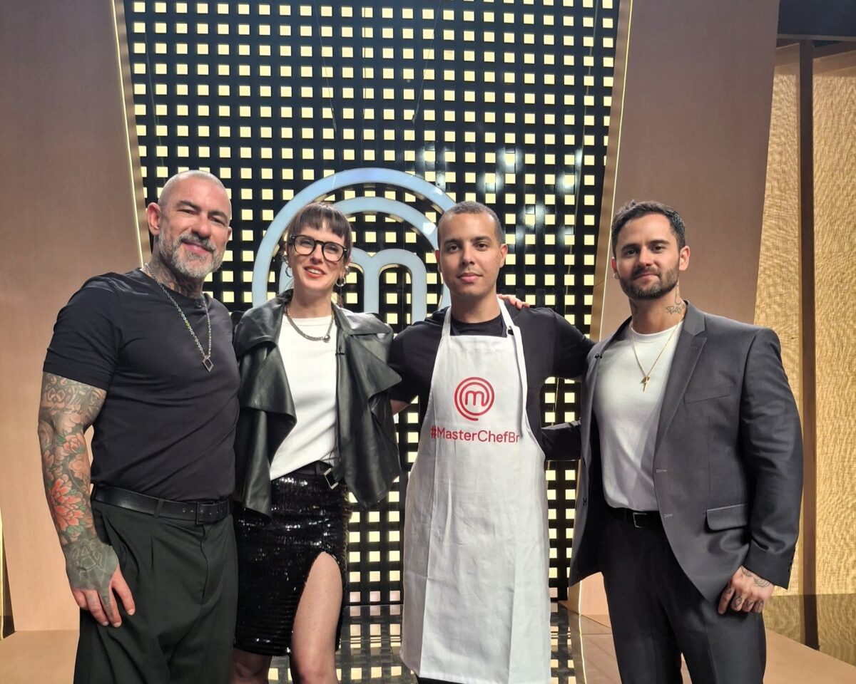 Matheus Canil e os jurados Henrique Fogaça, Helena Rizzo e Diego Lozano na coletiva do master chef
