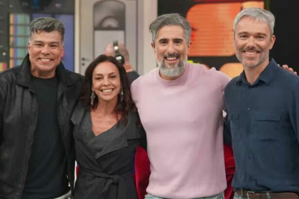Maurício Mattar, Carla Marins e Ângelo Paes Leme, ao lado de Marcos Mion, no cenário do Caldeirão