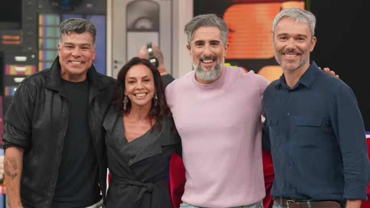Maurício Mattar, Carla Marins e Ângelo Paes Leme, ao lado de Marcos Mion, no cenário do Caldeirão
