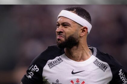 Memphis Depay com a camisa 10 do Corinthians no jogo da Sul-Americana no SBT