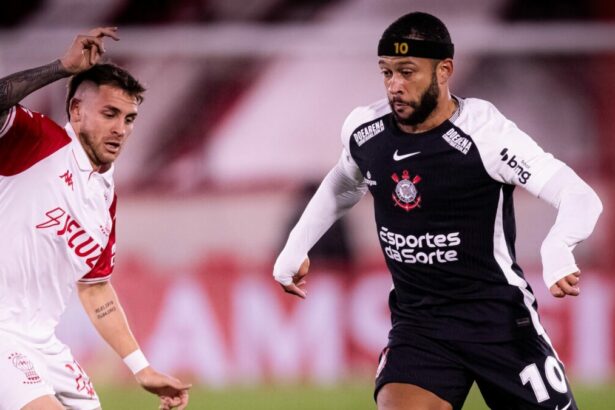 Memphis Depay em trecho do jogo Huracán x Corinthians