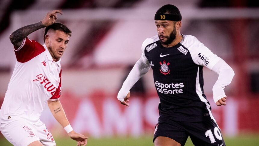Memphis Depay em trecho do jogo Huracán x Corinthians