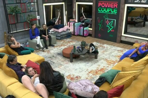 Mulheres reunidas na Sala do Power Couple