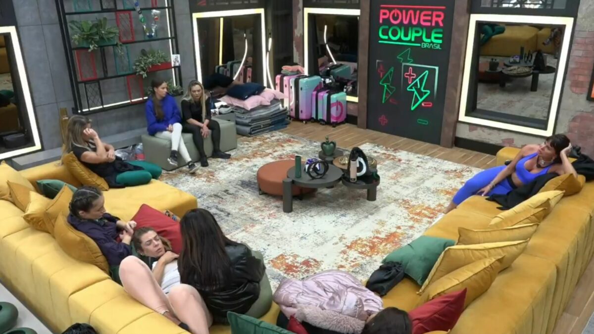 Mulheres reunidas na Sala do Power Couple