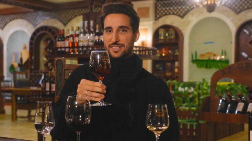 Murilo Salviano segurando uma taça. em trecho do Globo Repórter sobre o Azerbaijão
