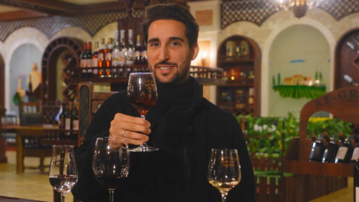 Murilo Salviano segurando uma taça. em trecho do Globo Repórter sobre o Azerbaijão
