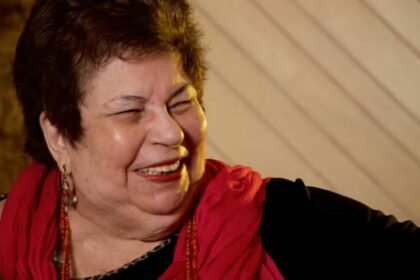 Nana Caymmi sorridente em foto posada