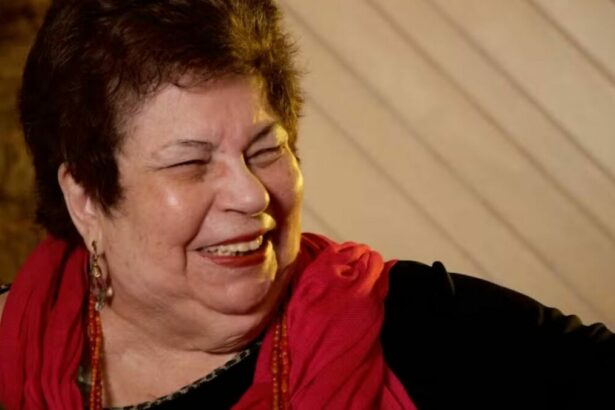 Nana Caymmi sorridente em foto posada