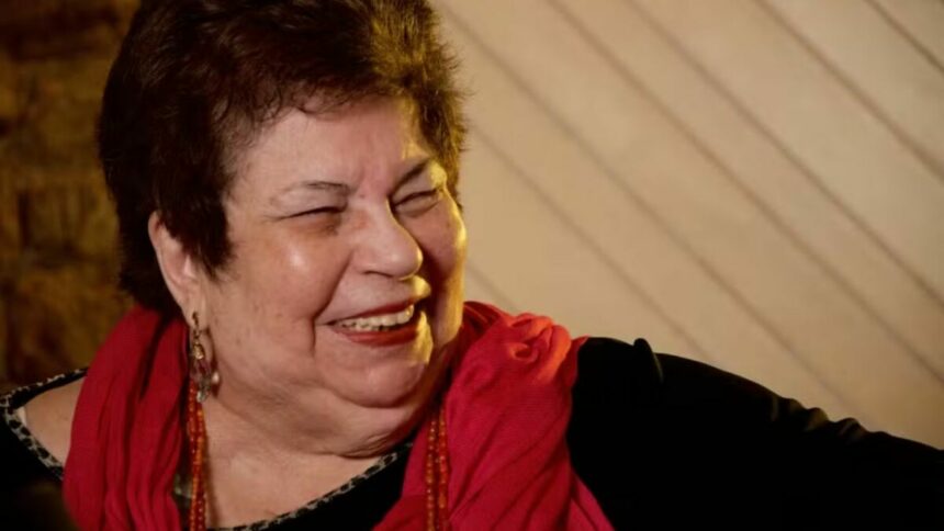 Nana Caymmi sorridente em foto posada
