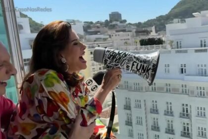 Narcisa com um mega fone ao vivo no É de Casa, ao lado do Copacabana Palace, onde está Lady Gaga