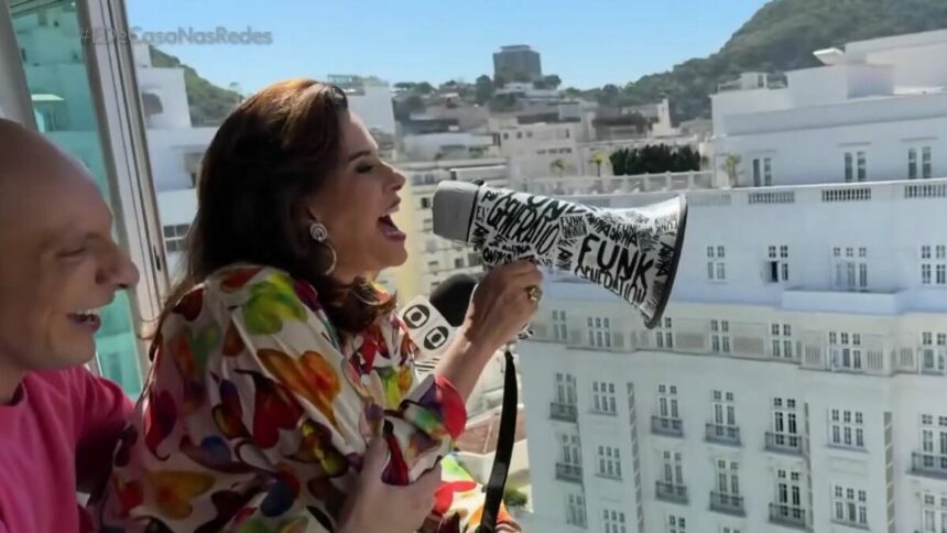 Narcisa com um mega fone ao vivo no É de Casa, ao lado do Copacabana Palace, onde está Lady Gaga