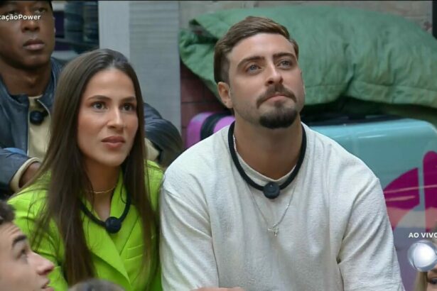 Nat e Eike na sala do Power Couple, acompanhando o resultado da Prova dos Casais
