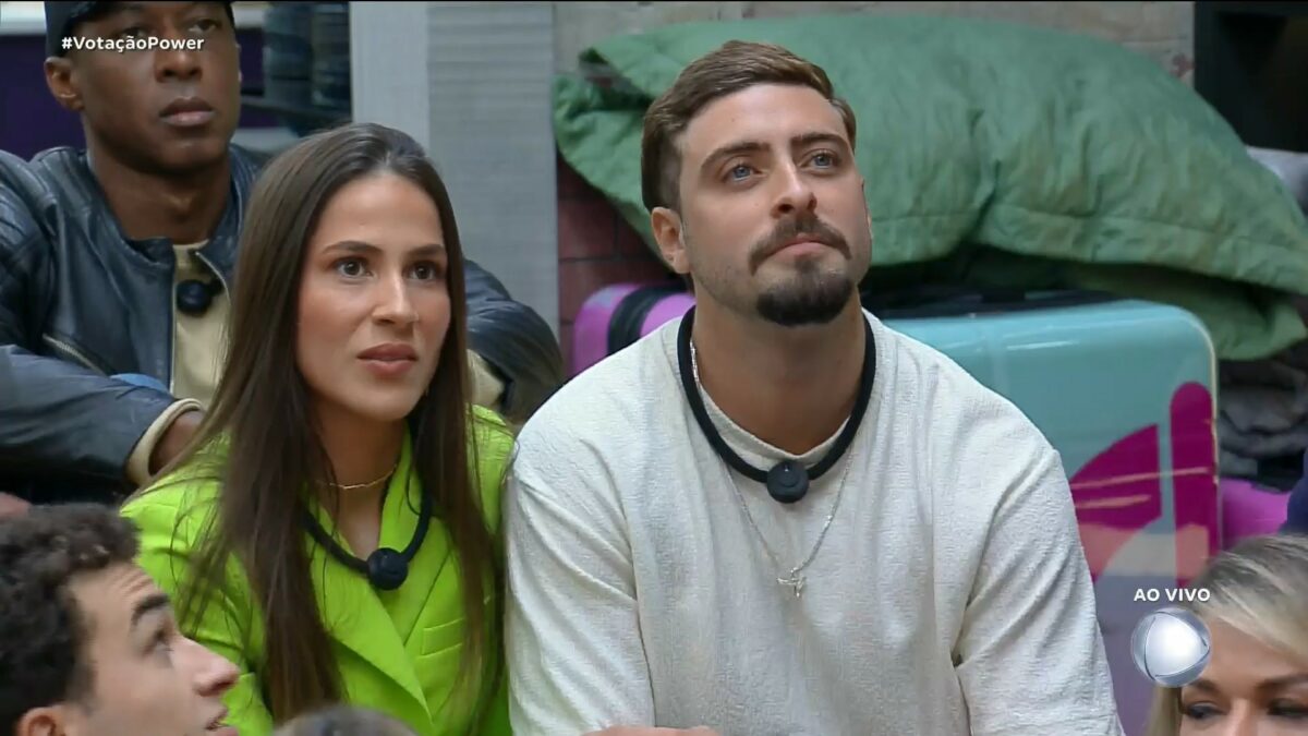 Nat e Eike na sala do Power Couple, acompanhando o resultado da Prova dos Casais