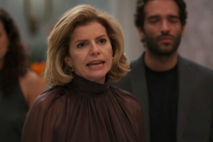 Odete Roitman usa blusa preta transparente e está com raiva, em cena da novela Vale Tudo
