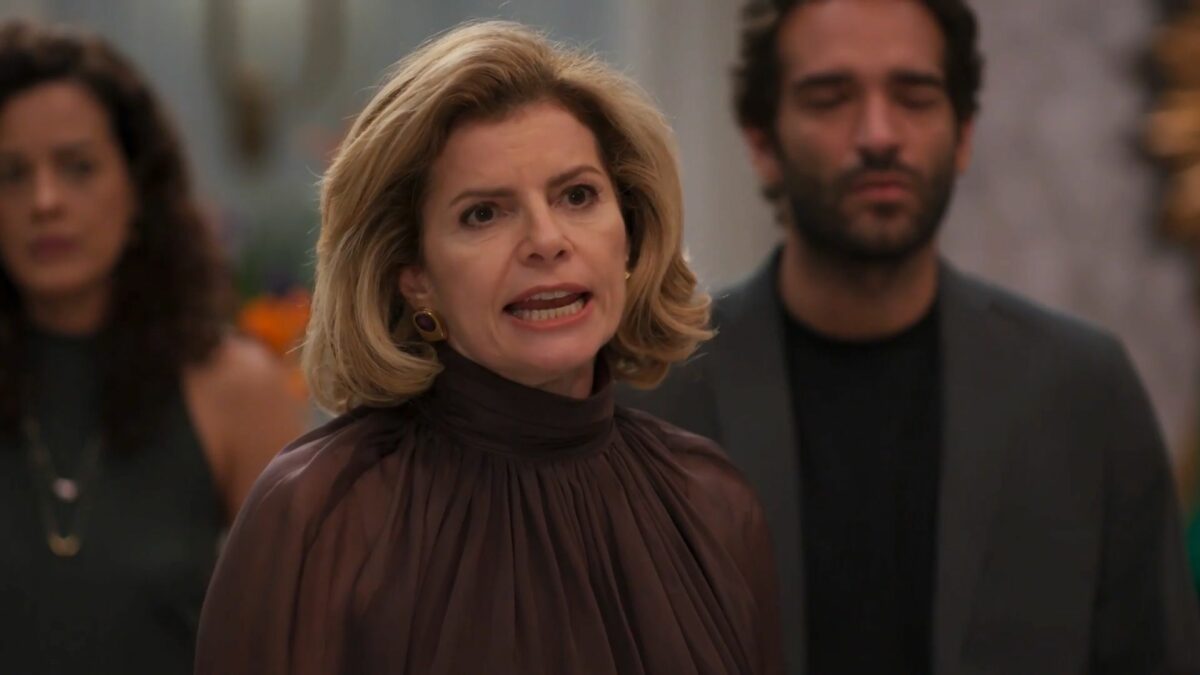 Odete Roitman usa blusa preta transparente e está com raiva, em cena da novela Vale Tudo