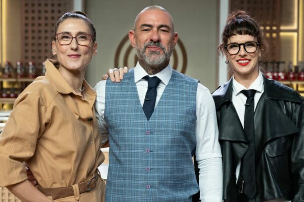 Paola Carosella, Henrique Fogaça e Helena Rizzo em foto posada no estúdio do MasterChef Brasil