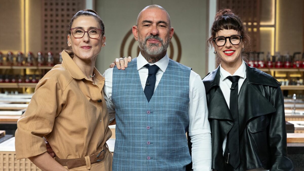 Paola Carosella, Henrique Fogaça e Helena Rizzo em foto posada no estúdio do MasterChef Brasil