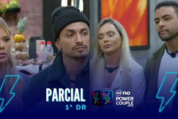Gi e Diego divide tela com Ana Paula e Antony, ambos os casais estão sentados no banco da 1ª DR do Power Couple Brasil e demonstram tristeza