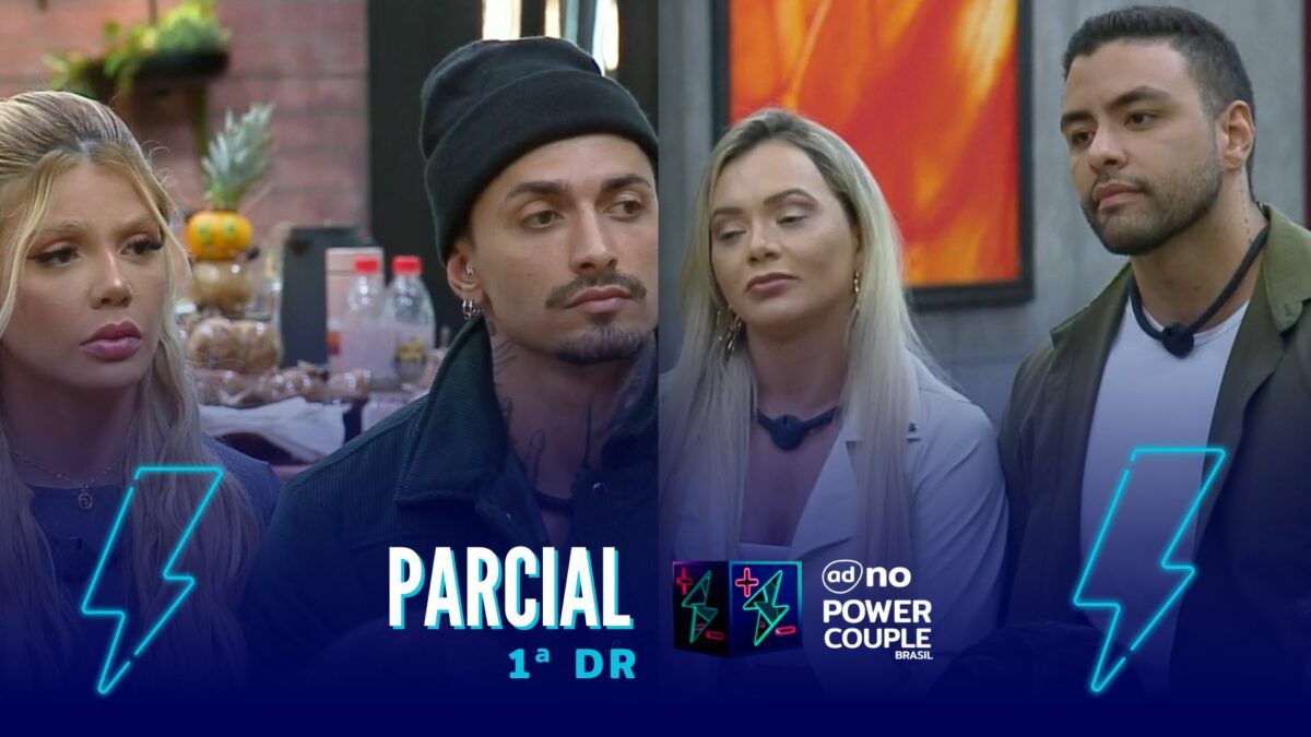 Gi e Diego divide tela com Ana Paula e Antony, ambos os casais estão sentados no banco da 1ª DR do Power Couple Brasil e demonstram tristeza