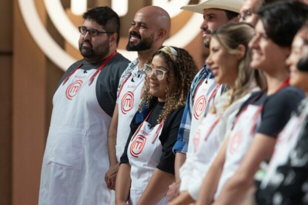 Participantes reunidos em frente à bancada do MasterChef Brasil