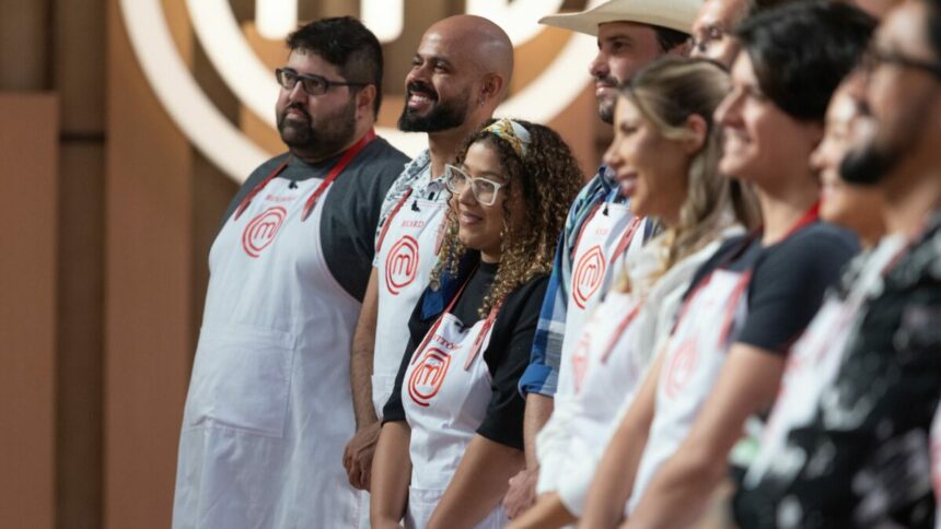 Participantes reunidos em frente à bancada do MasterChef Brasil