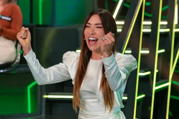 Patricia Abravanel, celebrando com as mãos, em trecho do Show do Milhão no Programa Silvio Santos